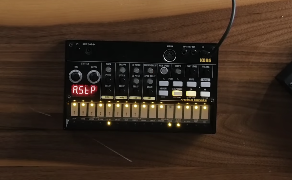 Fotografía de una  caja de ritmos Korg Volca beats en acción